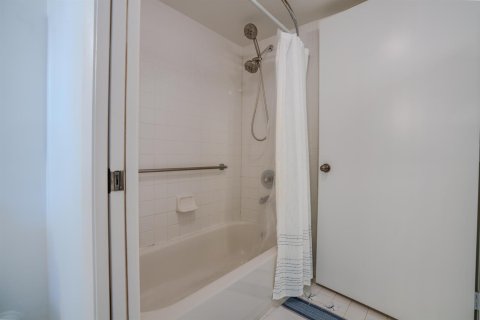Condo in Tamarac, Florida, 2 bedrooms № 2182063 - photo 20