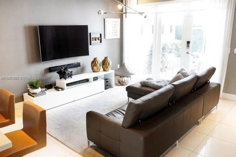 Townhouse in LANDMARK in Doral, Florida 3 bedrooms, 199.93 sq.m. № 2043072 - photo 10