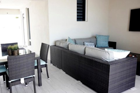 Townhouse in LANDMARK in Doral, Florida 3 bedrooms, 199.93 sq.m. № 2043072 - photo 2