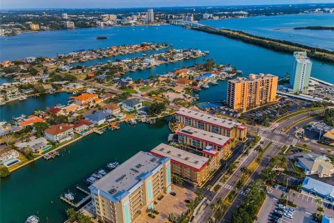 Condo in Clearwater, Florida, 3 bedrooms  № 1916495 - photo 2