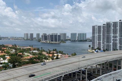 Condo in Sunny Isles Beach, Florida, 2 bedrooms  № 1864642 - photo 1