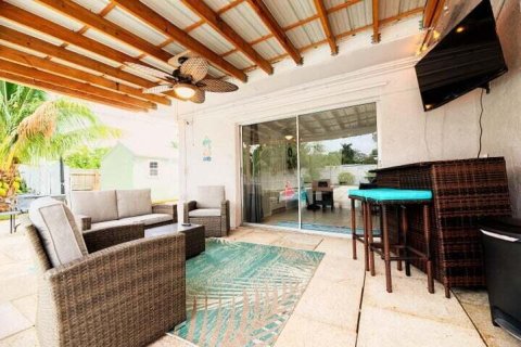 Casa en alquiler en Lake Worth, Florida, 3 dormitorios, 135.45 m2 № 1060136 - foto 1