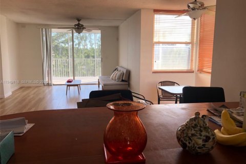 Copropriété à vendre à North Miami Beach, Floride: 2 chambres, 100.61 m2 № 2007126 - photo 9