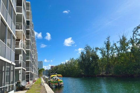 Copropriété à vendre à North Miami Beach, Floride: 2 chambres, 100.61 m2 № 2007126 - photo 29