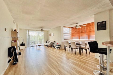 Copropriété à vendre à North Miami Beach, Floride: 2 chambres, 100.61 m2 № 2007126 - photo 5