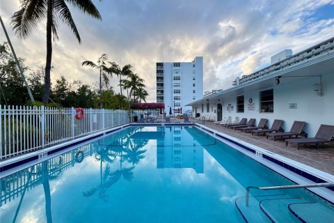 Copropriété à vendre à North Miami Beach, Floride: 2 chambres, 100.61 m2 № 2007126 - photo 28