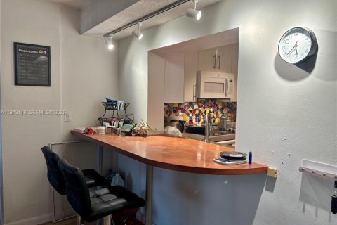 Copropriété à vendre à North Miami Beach, Floride: 2 chambres, 100.61 m2 № 2007126 - photo 8