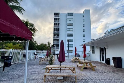 Copropriété à vendre à North Miami Beach, Floride: 2 chambres, 100.61 m2 № 2007126 - photo 27