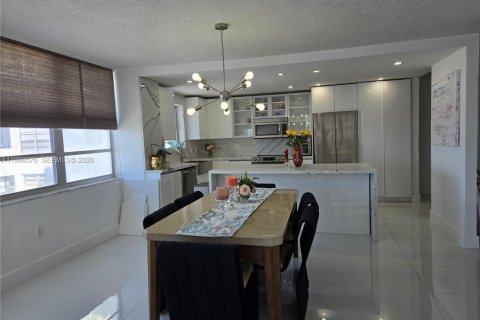 Condominio en venta en Aventura, Florida, 2 dormitorios, 121.05 m2 № 2050697 - foto 2