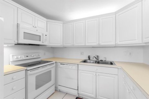 Condo in Deerfield Beach, Florida, 2 bedrooms № 2242813 - photo 9