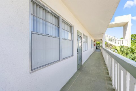 Condo in Deerfield Beach, Florida, 2 bedrooms № 2242813 - photo 2