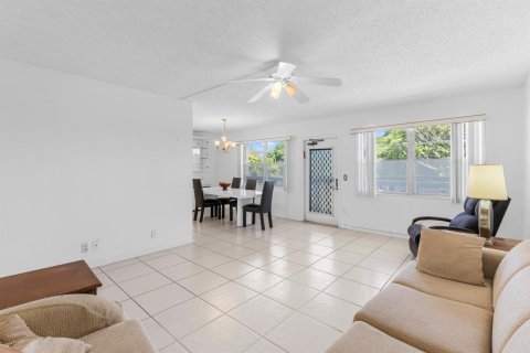 Condo in Deerfield Beach, Florida, 2 bedrooms № 2242813 - photo 3