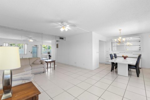 Condo in Deerfield Beach, Florida, 2 bedrooms № 2242813 - photo 5