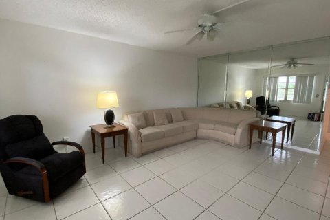 Condo in Deerfield Beach, Florida, 2 bedrooms № 2242813 - photo 4