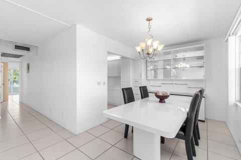 Condo in Deerfield Beach, Florida, 2 bedrooms № 2242813 - photo 6
