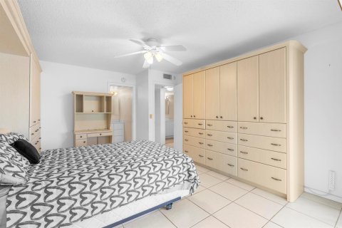 Condo in Deerfield Beach, Florida, 2 bedrooms № 2242813 - photo 13