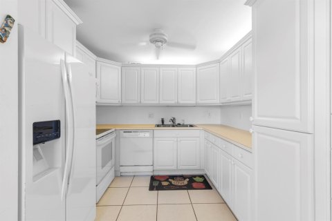 Condo in Deerfield Beach, Florida, 2 bedrooms № 2242813 - photo 8