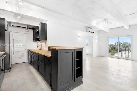 Condo in Miami, Florida, 2 bedrooms  № 1929568 - photo 1