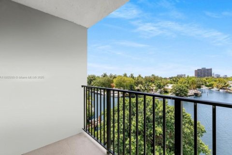 Condo in Miami, Florida, 2 bedrooms  № 1929568 - photo 4