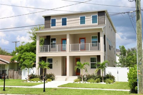 House in Tampa, Florida 5 bedrooms, 185.15 sq.m. № 2393839 - photo 2