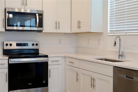 House in Tampa, Florida 5 bedrooms, 185.15 sq.m. № 2393839 - photo 9