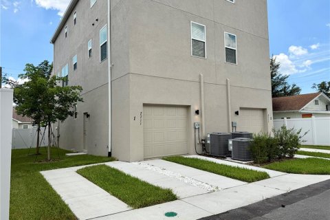 House in Tampa, Florida 5 bedrooms, 185.15 sq.m. № 2393839 - photo 3