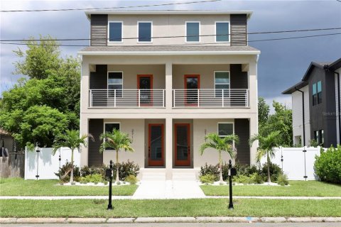 House in Tampa, Florida 5 bedrooms, 185.15 sq.m. № 2393839