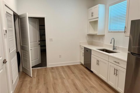 House in Tampa, Florida 5 bedrooms, 185.15 sq.m. № 2393839 - photo 19