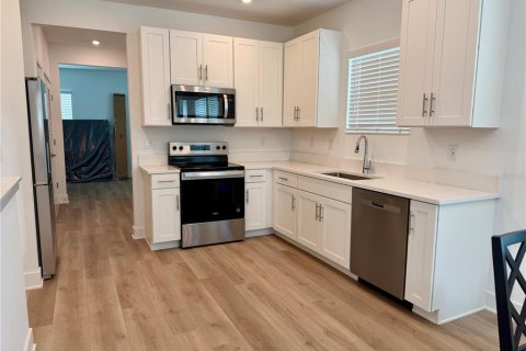 House in Tampa, Florida 5 bedrooms, 185.15 sq.m. № 2393839 - photo 8