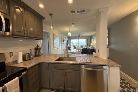 Condo in Saint Petersburg, Florida, 2 bedrooms  № 1907313 - photo 6
