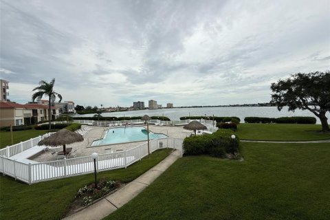 Condo in Saint Petersburg, Florida, 2 bedrooms  № 1907313 - photo 1