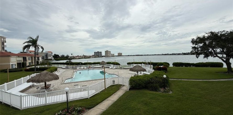 Condominio en Saint Petersburg, Florida, 2 dormitorios № 1907313