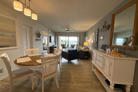 Condo in Saint Petersburg, Florida, 2 bedrooms  № 1907313 - photo 2
