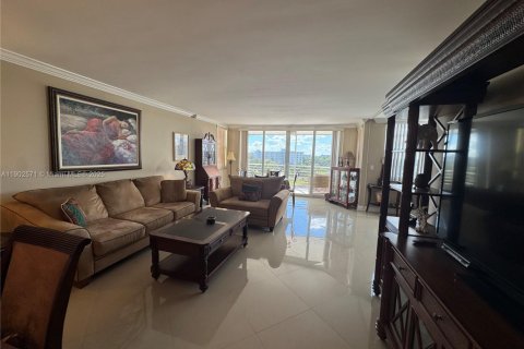 Снять в аренду кондоминиум в Помпано-Бич, Флорида 3 спальни, 150.5м2, № 1953954 - фото 4