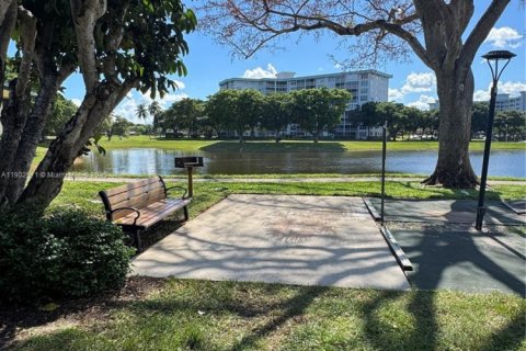 Снять в аренду кондоминиум в Помпано-Бич, Флорида 3 спальни, 150.5м2, № 1953954 - фото 16