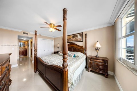 Condo in Pompano Beach, Florida, 3 bedrooms № 1953954 - photo 21