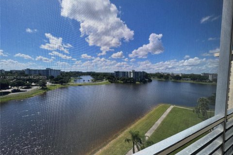 Снять в аренду кондоминиум в Помпано-Бич, Флорида 3 спальни, 150.5м2, № 1953954 - фото 9