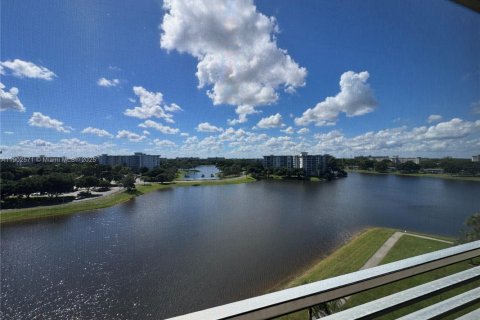 Снять в аренду кондоминиум в Помпано-Бич, Флорида 3 спальни, 150.5м2, № 1953954 - фото 1