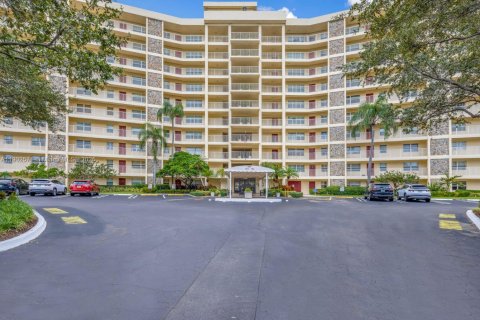 Condo in Pompano Beach, Florida, 3 bedrooms № 1953954 - photo 26