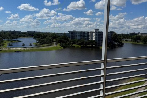 Снять в аренду кондоминиум в Помпано-Бич, Флорида 3 спальни, 150.5м2, № 1953954 - фото 2