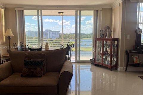 Снять в аренду кондоминиум в Помпано-Бич, Флорида 3 спальни, 150.5м2, № 1953954 - фото 5