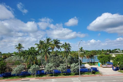 Condominio en Miami Beach, Florida, 2 dormitorios  № 2043809