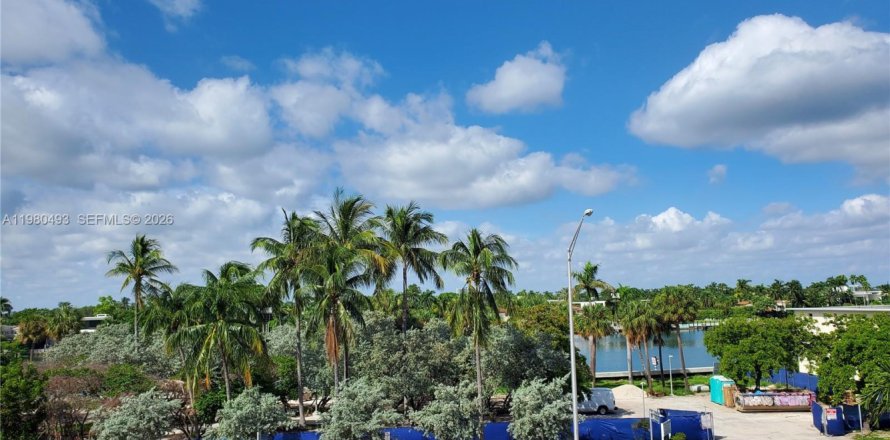 Condominio en Miami Beach, Florida, 2 dormitorios  № 2043809