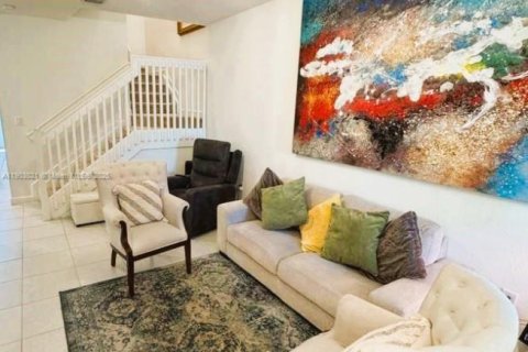 Снять в аренду таунхаус в Хомстед, Флорида 4 спальни, 169.08м2, № 1963324 - фото 3