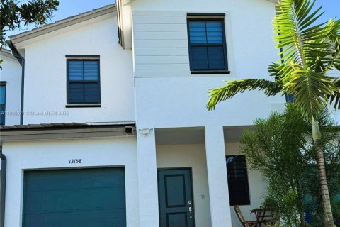 Снять в аренду таунхаус в Хомстед, Флорида 4 спальни, 169.08м2, № 1963324 - фото 1