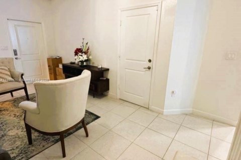 Снять в аренду таунхаус в Хомстед, Флорида 4 спальни, 169.08м2, № 1963324 - фото 2