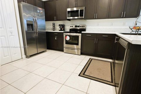 Снять в аренду таунхаус в Хомстед, Флорида 4 спальни, 169.08м2, № 1963324 - фото 4