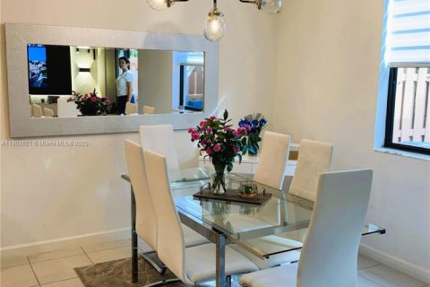 Снять в аренду таунхаус в Хомстед, Флорида 4 спальни, 169.08м2, № 1963324 - фото 7