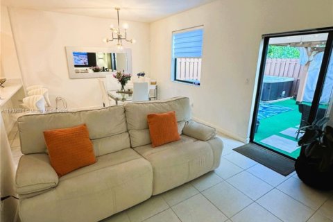 Снять в аренду таунхаус в Хомстед, Флорида 4 спальни, 169.08м2, № 1963324 - фото 9