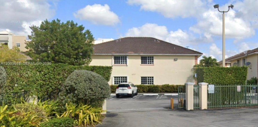 Condo in Hialeah, Florida, 2 bedrooms  № 2068186